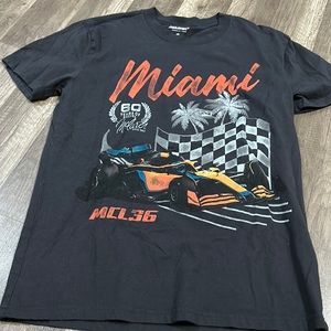 Hollister graphic tee